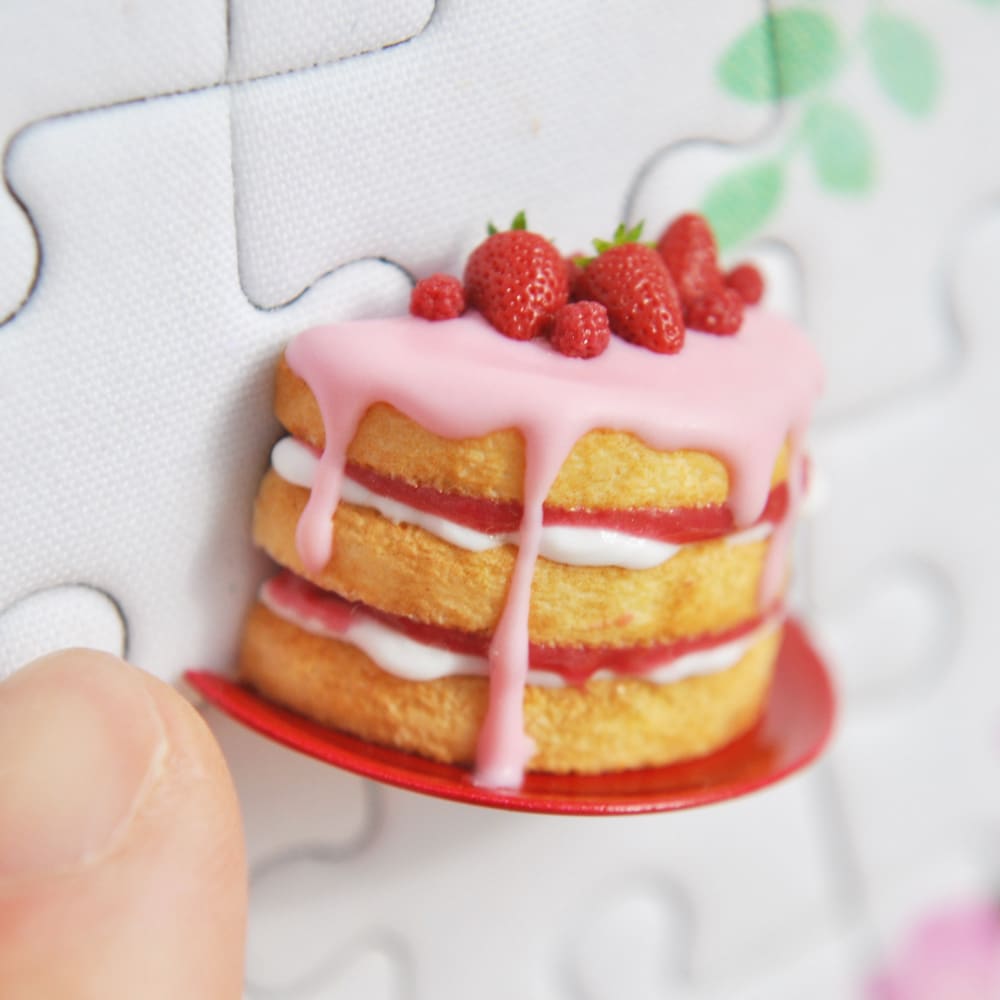 5.ミニーちゃんのそばには、いちご、ラズベリーが乗ったピンク色のアイシングのスポンジケーキを作りました。『ミッキーのつむじ風』というディズニーの短編アニメで、ミニーちゃんが焼いたピンク色のケーキからアイデアをもらいました。
