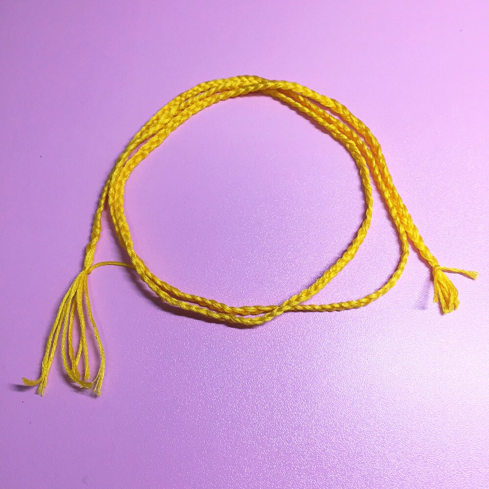 4.毛糸と同様刺繍糸も約80cmにカットし、みつあみを編みます。