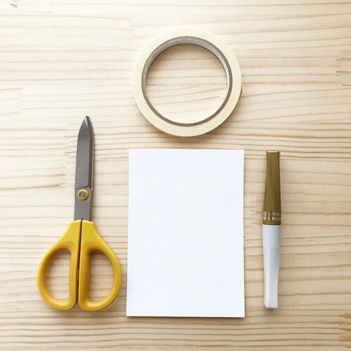 1.材料と道具：両面テープ・はさみ・厚紙・金色の筆ペン