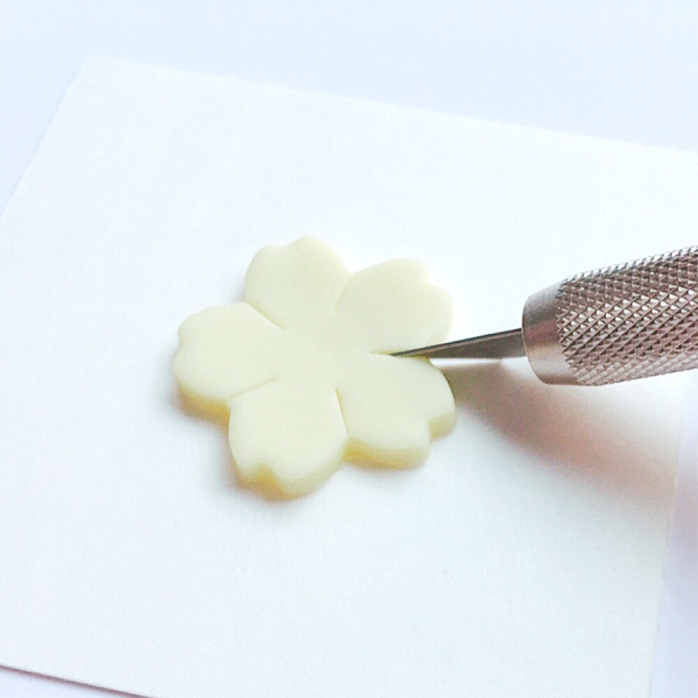 4.花型に抜いた粘土にデザインナイフで切り込みを入れる。