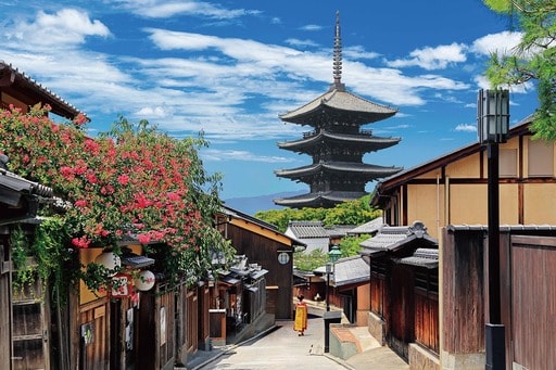 百日紅（さるすべり）咲く八坂の塔-京都