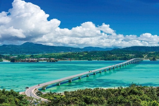 古宇利大橋とマリンブルーの海-沖縄